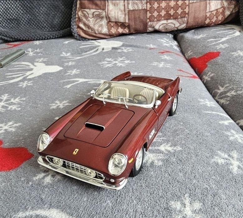Macheta metalica ferrari 250 gt california spider howtheels scara 1:18