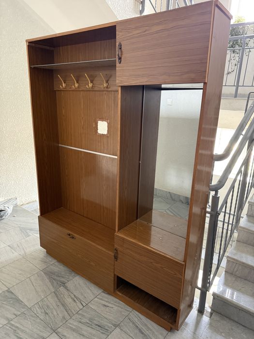 Деревянный шкаф.