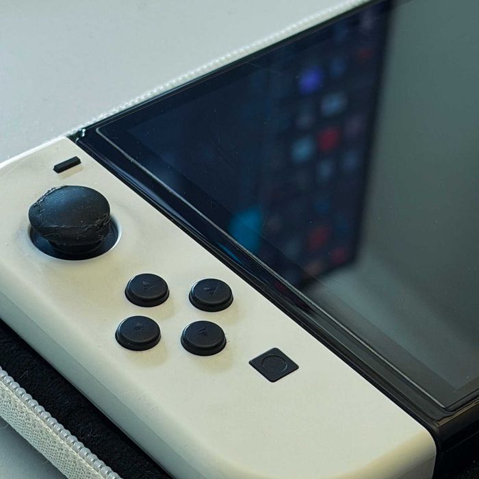 Nintendo Switch OLED 256GB + 4 Joy-Con-а + 2 игри + Carrying Case + подарък
