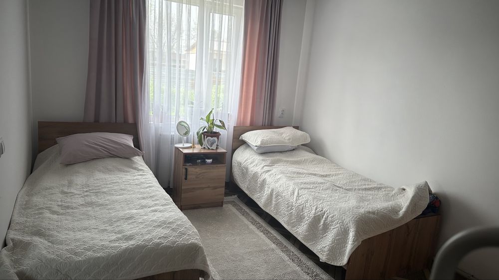 Продам 2  кровати и тумбочку