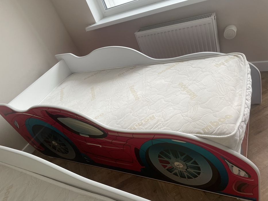 Кровать в виде машинки