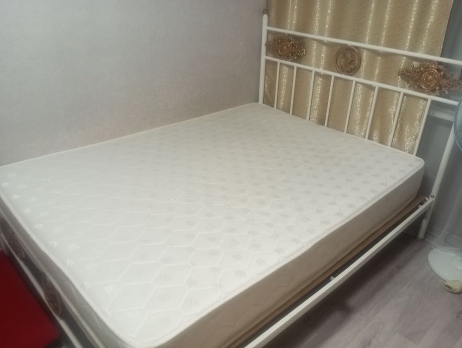 Продам Кровать с матрасом