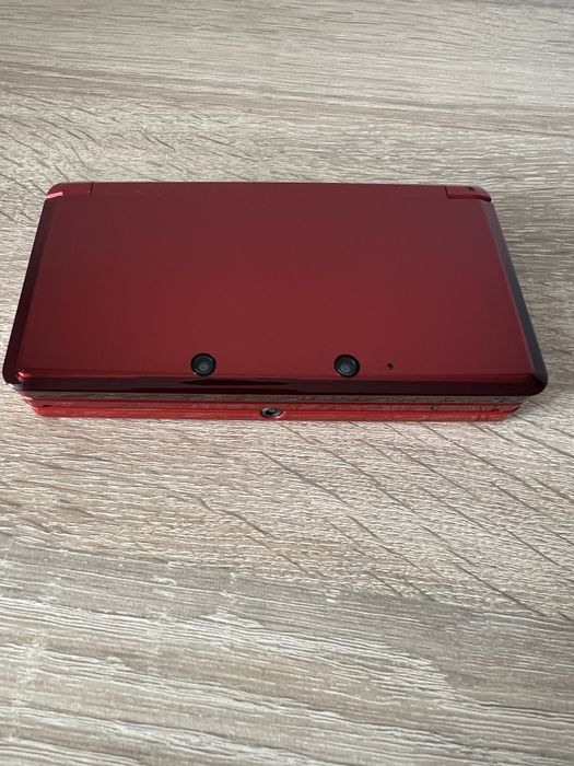 Vand  Vând consolă Nintendo 3DS (culoarea Flame Red)