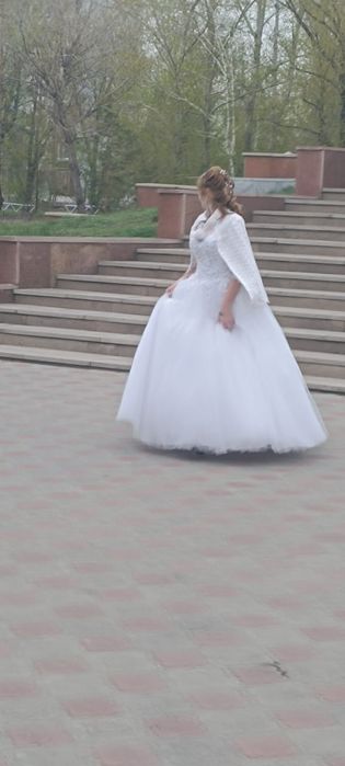Продам свадебное платье.Очень красивое. Цена  25000.