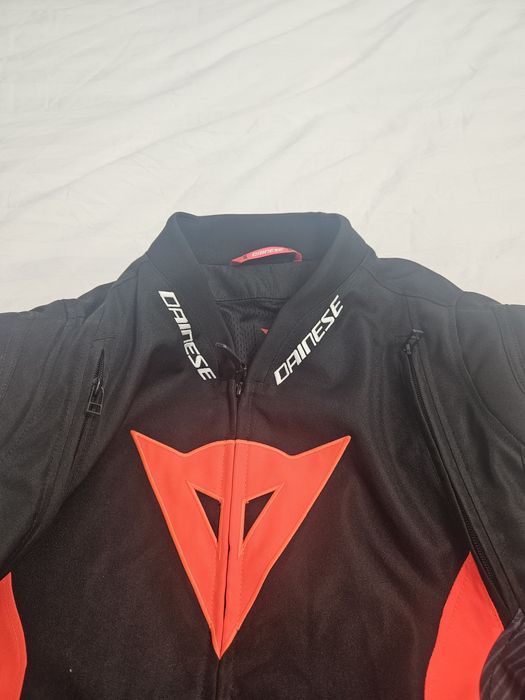 Vând jacheta  Dainese nouă