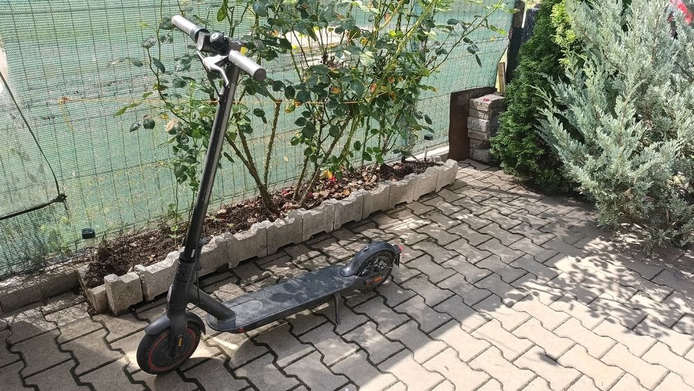 Trotineta electrica Xiaomi Mi Electric Scooter Pro 2, putere motor 300 W, autonomie max. 45 Km, viteza maxima 25 Km/h, Negru