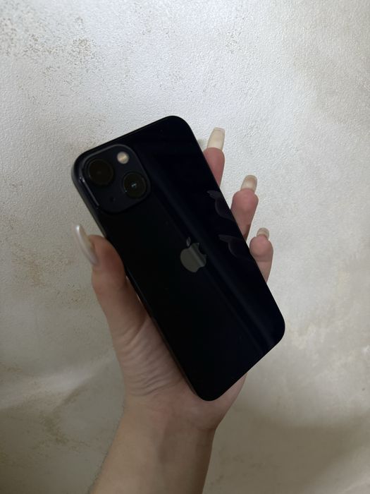 Телефон iPhone 13, в черном цвете