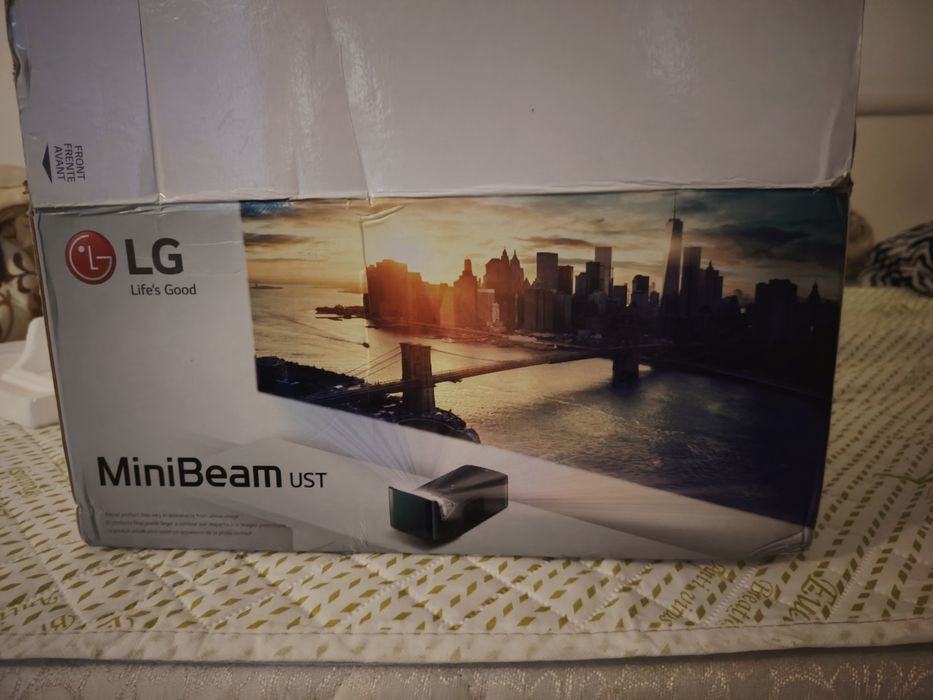 Ултра късофокусен проектор LG Mini Beam ust 4k