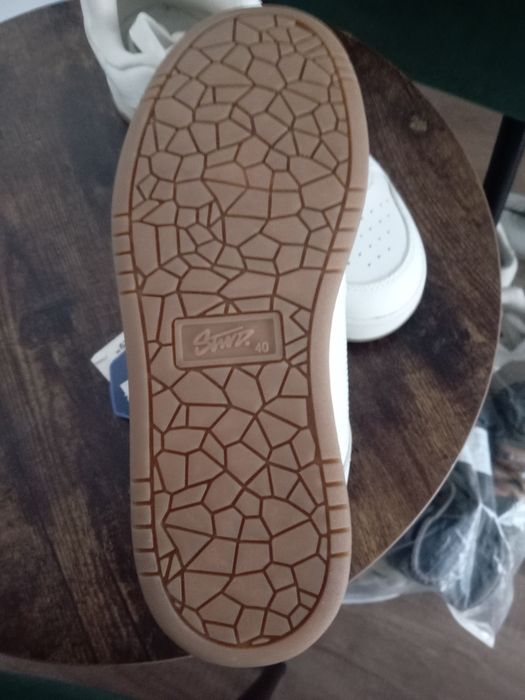 Vând pantofi casual