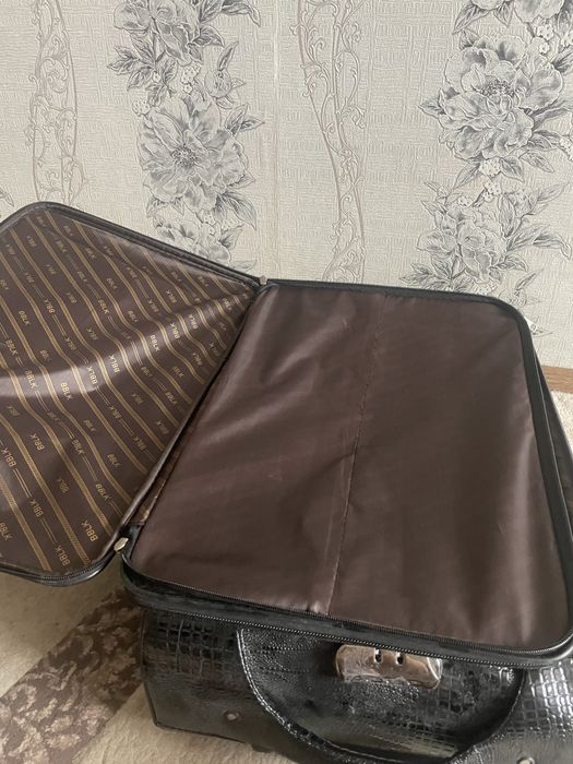 чемодан черного цвета