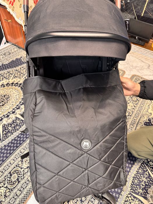 Коляска черная стоит в Каскелене