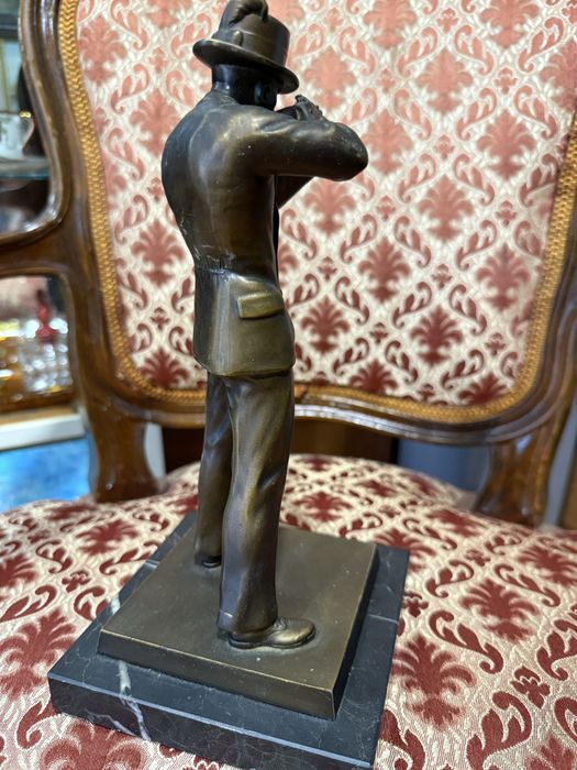 стара масивна бронзова статуетка ловец