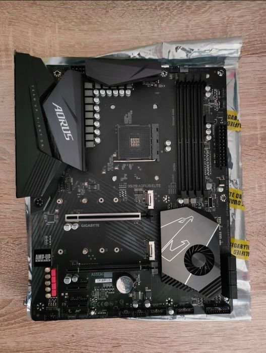 Vand placa de baza x570 aorus elite-citiți descrierea