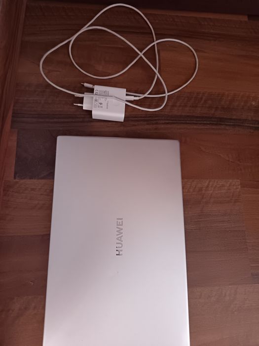 Huawei MateBook D 15 BOHK-WAX9X
cu AMD Ryzen 7 3700U, 8 GB RAM și graf