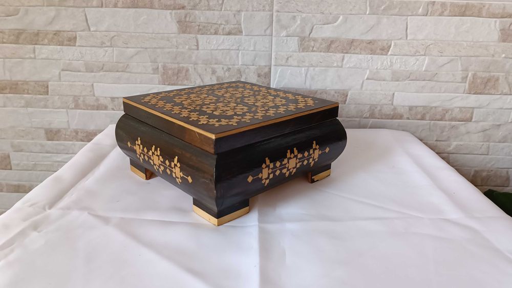 Стара дървена кутия за бижута - украсена с фурнир - №2