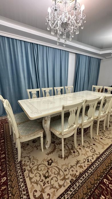 Продам очень красивый стол со стульями