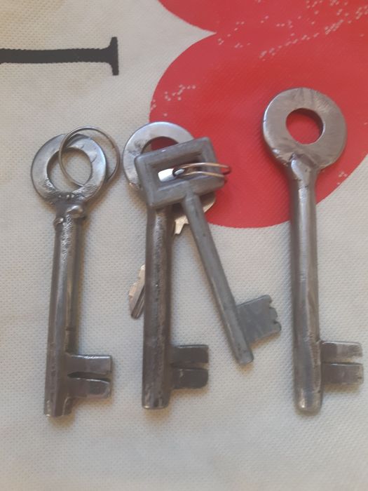 Старинные дверные ручки с действующими замками