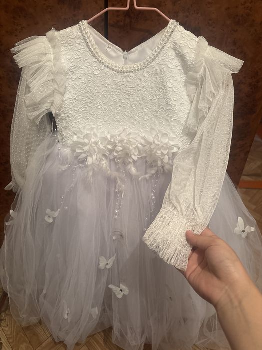 Белое платье в отличном состоянии. Для девочек 5-7лет