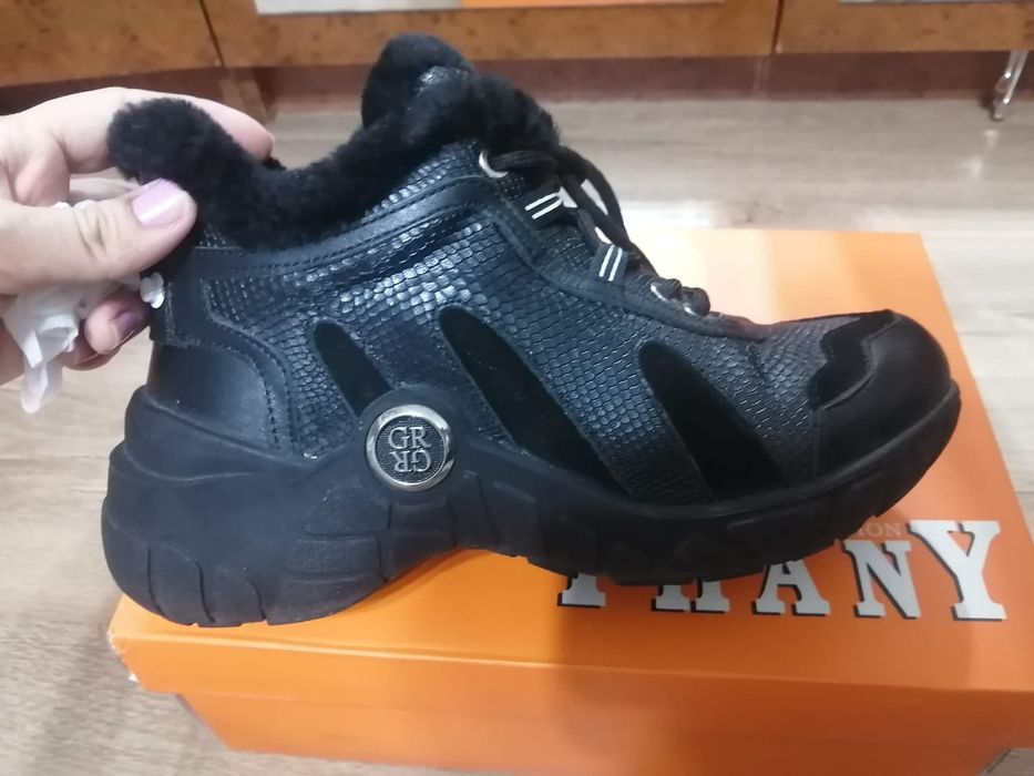 Зимние фирменные кроссовки