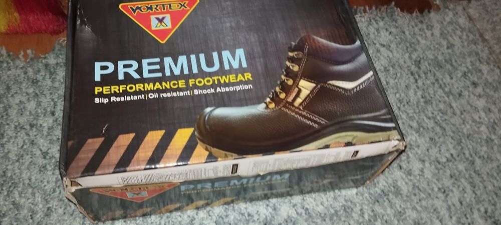 Продам ботинки новые зима