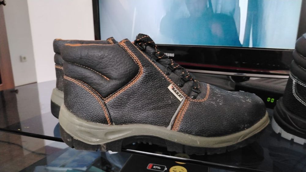 Продам спецкомбенезон и обувь.