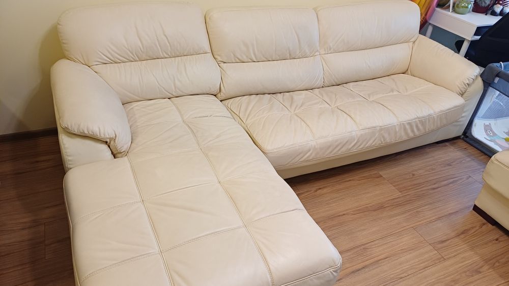 Кожен диван с лежанка