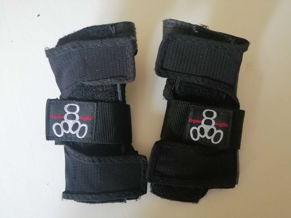 Каска с комплект предпазители за китки, лакти и колена!