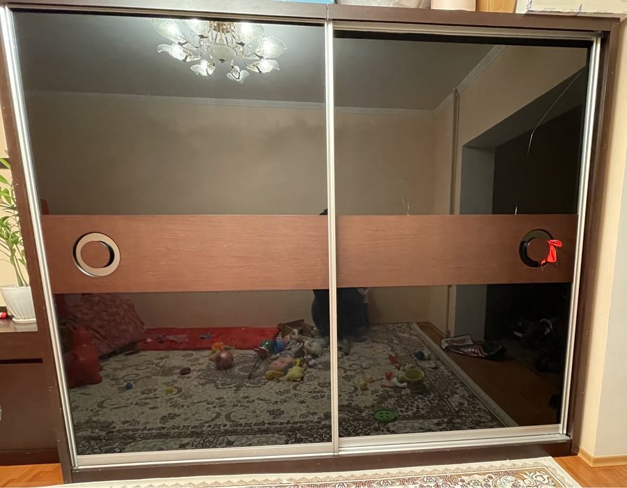 Продается шкаф+тумба с зерколом
