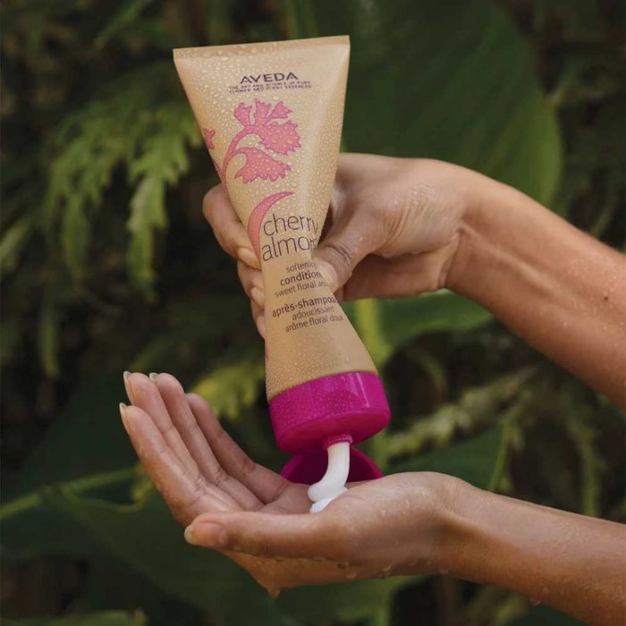 Aveda Cherry Almond Softening Conditioner дълбоко подхранващ балсам за блясък и мекота на косата