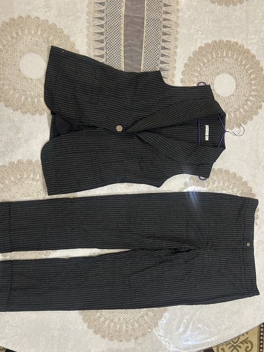 женский брючный костюм в деловом стиле