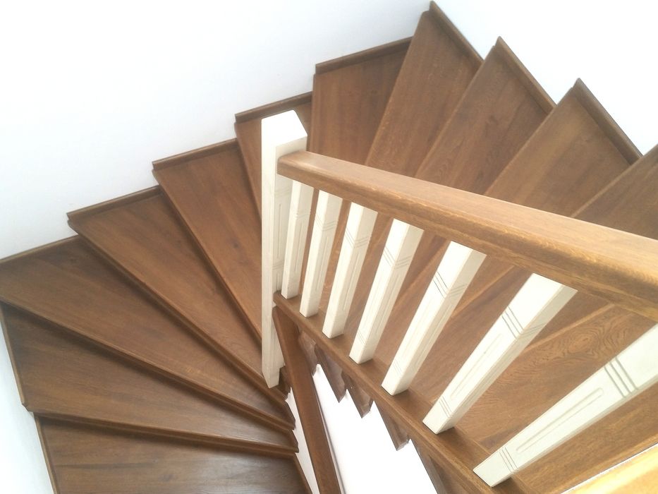 Scări de lemn masiv