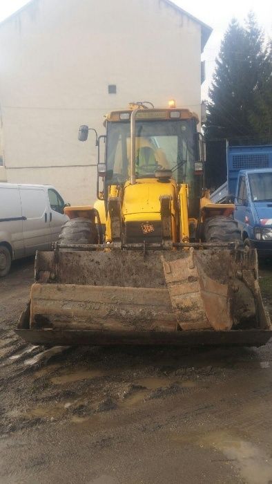 Executam deszapeziri Buldoexcavator JCB