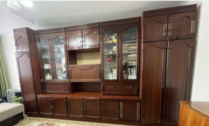 Продам стенку, швейную машинку