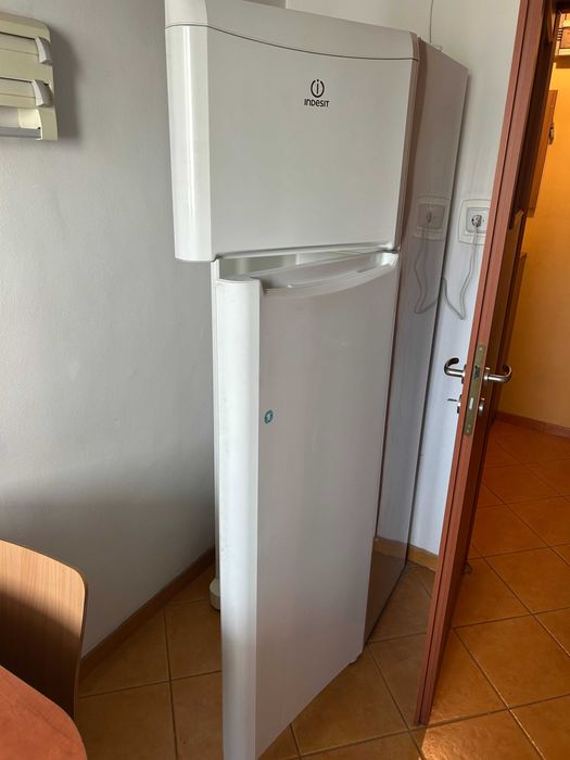 Mobilier & electrocasnice – pachet complet SAU pe bucăți (pantofar, cuier, bucătărie, TV, canapea, masă)