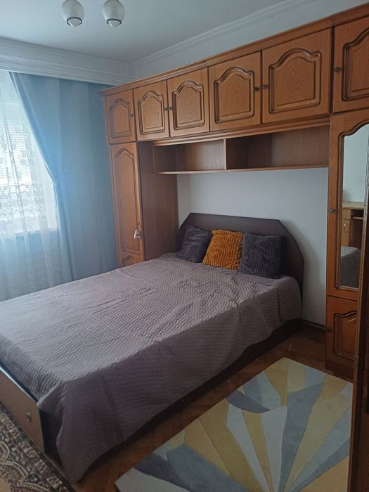 Inchiriez apartament 3 camere decomandat , confort 1, etaj 1/4, Pitesti , zona centrala..  De preferat eleve / studente.