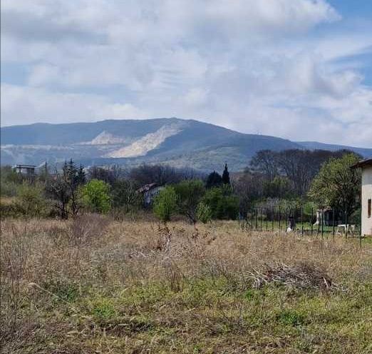 Продавам ниви, граничащи с къщи в с. Белащица и с. Брестник