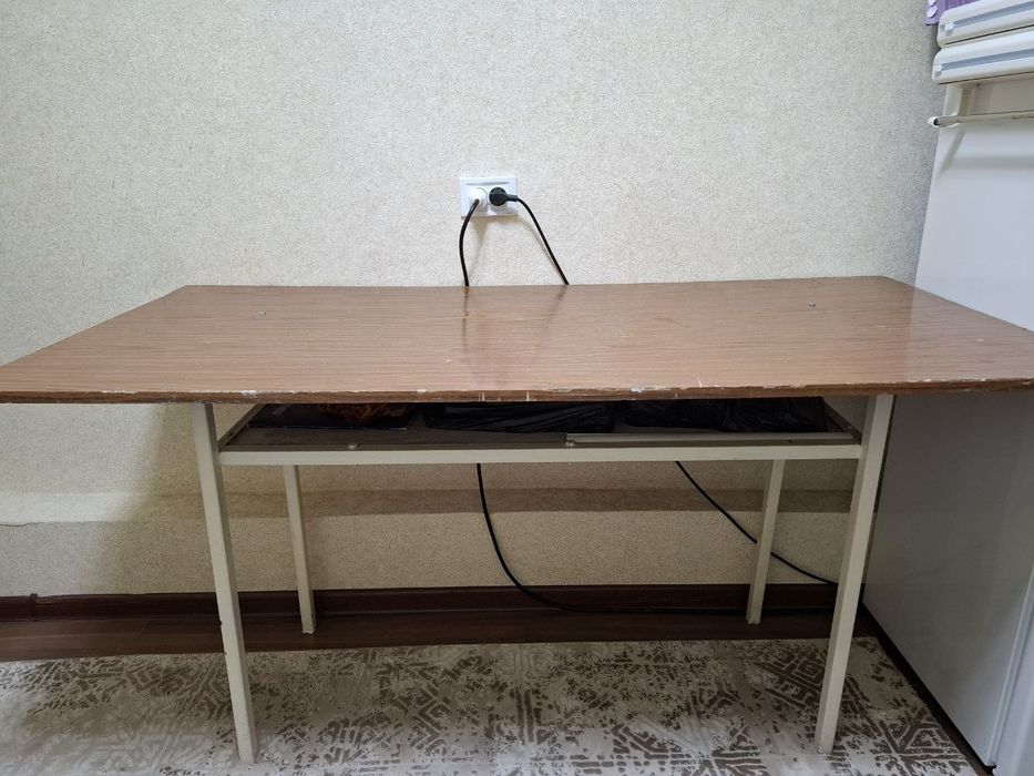 письменные и журнальный столы со стулом