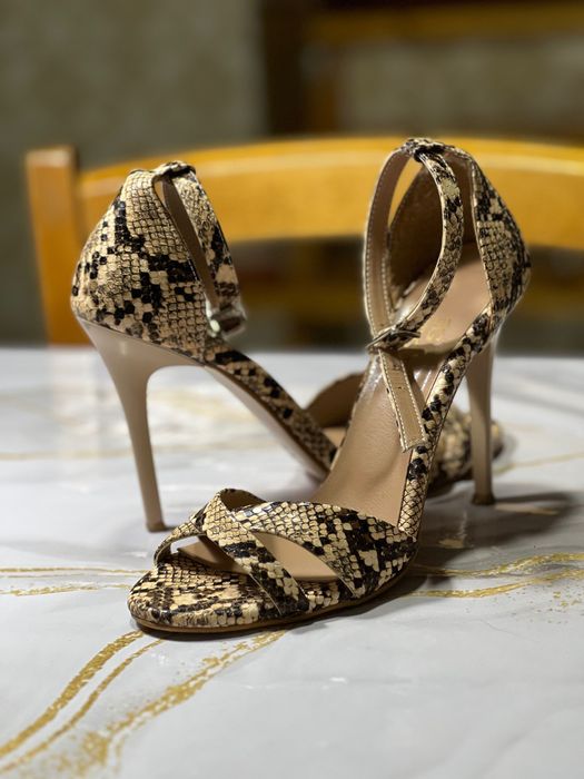 Босоножки под змеиную кожу