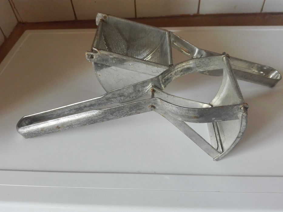 Ръчна дрелка (маткап) , пулверизатор и преса за картофи..