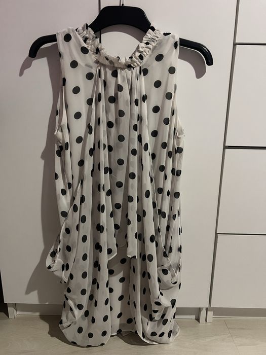 Къса рокля на точки, носена веднъж – свеж и женствен модел