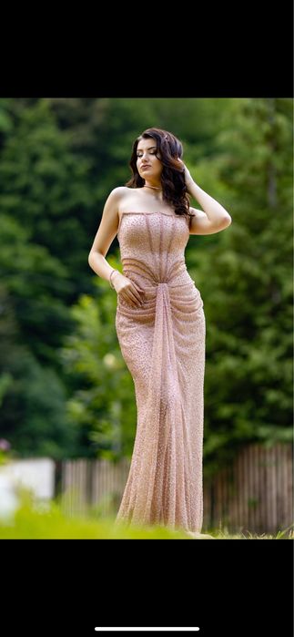 Бална рокля с уникалем цвят в добро състояние.