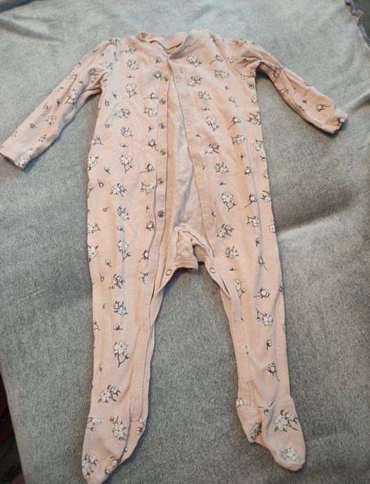 Lot format din 2 pijamale si 4 bady 74-80 fete