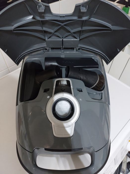 Прахосмукачка Miele Complete C3 Series 120 EcoLine