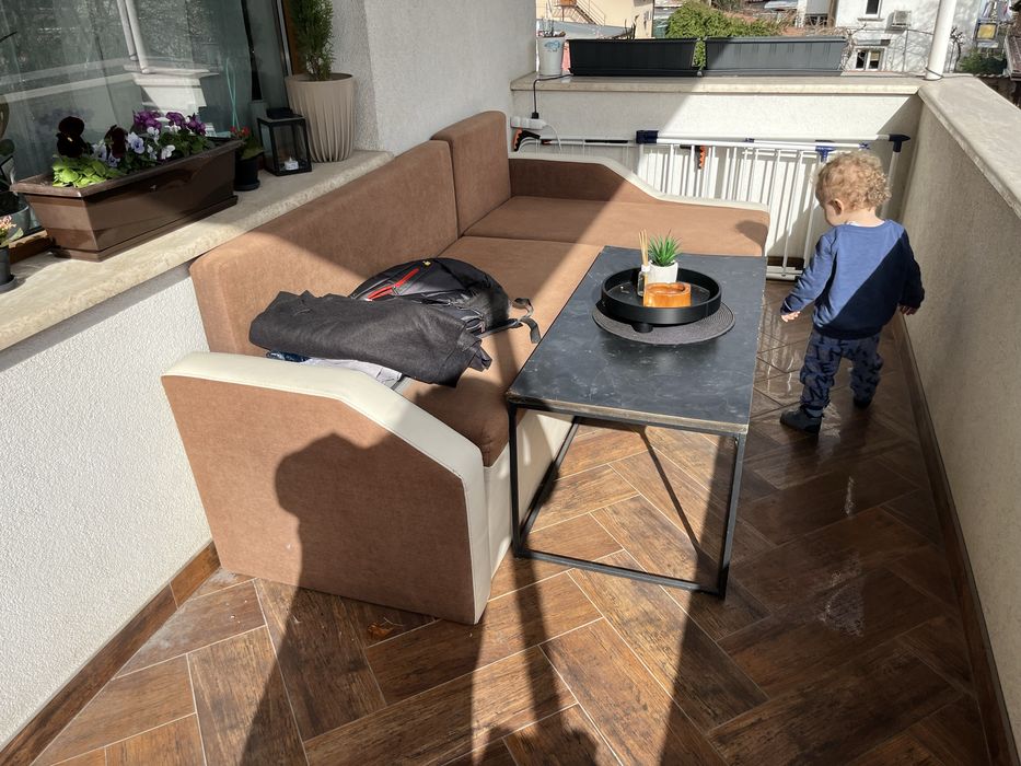 Диван и маса  100 евро