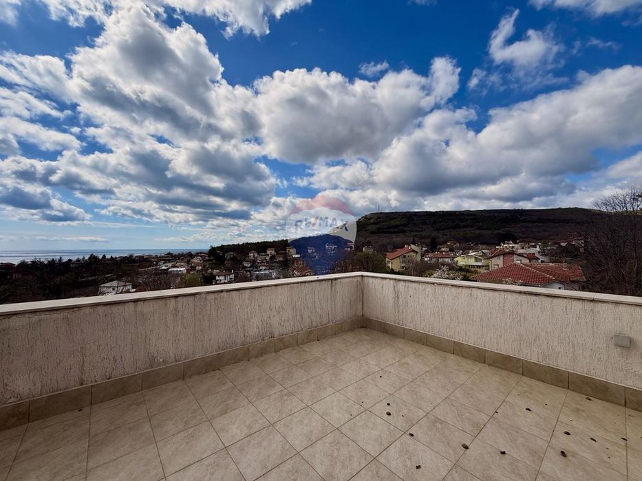 Южен апартамент с две спални и нескриваема морска гледка за продажба,