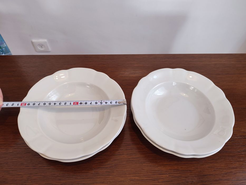 Порцеланови чинии и съдове