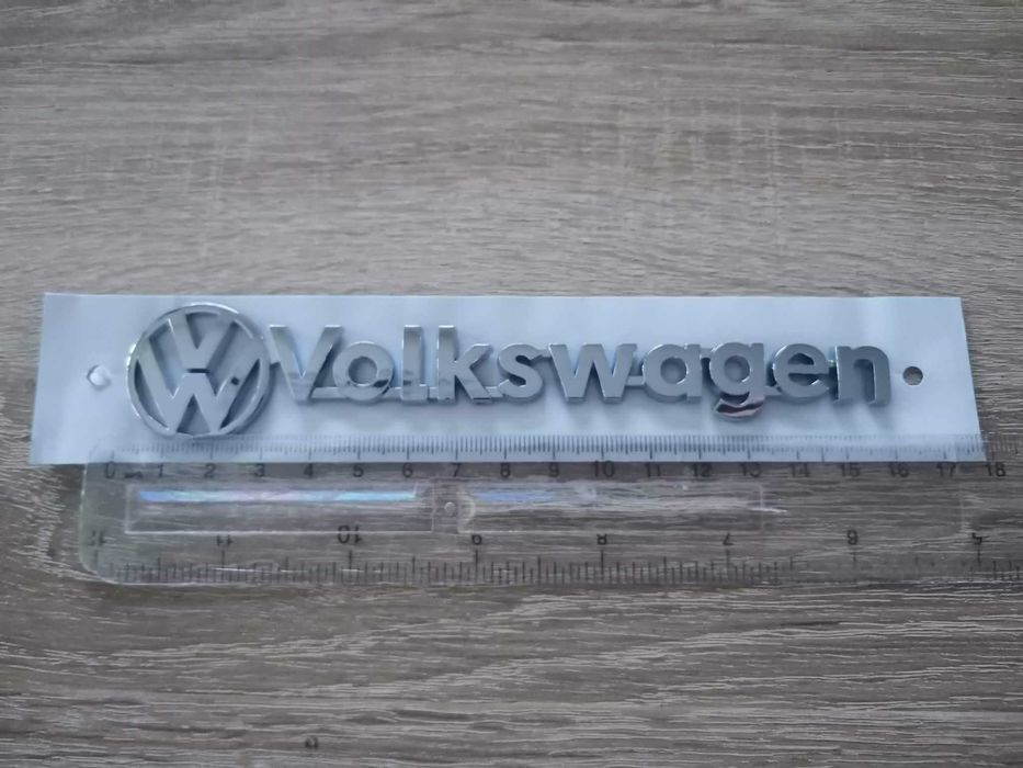 сребрист надпис Volkswagen