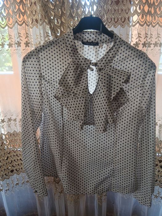 Bluza alba cu buline negre