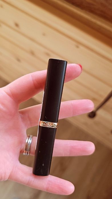Ruj buze rezistent L'Oreal