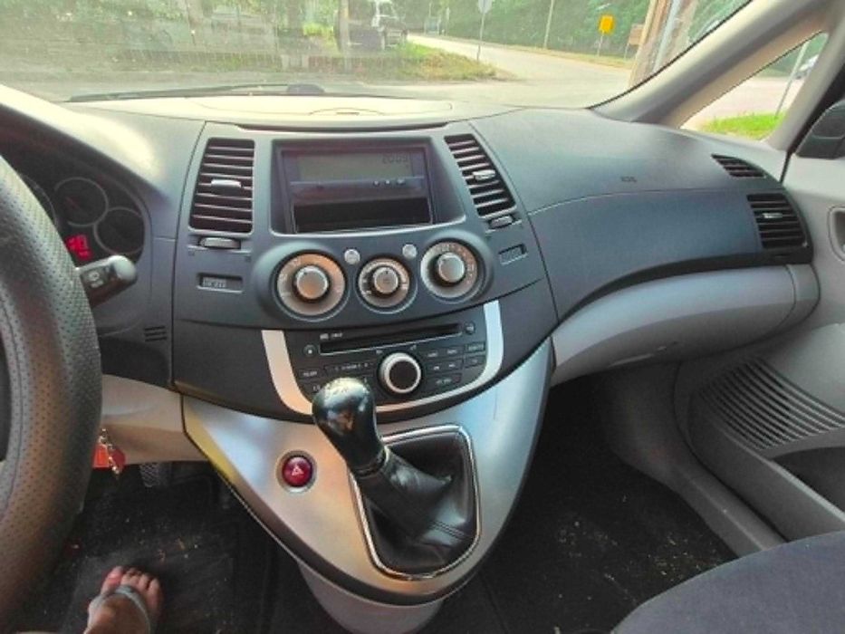 автомобил Mitsubishi Grandis